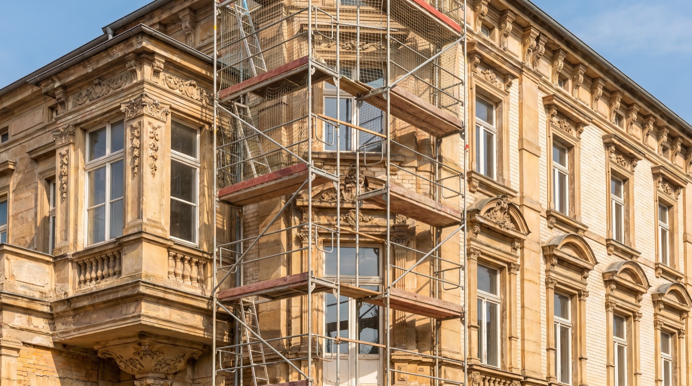 Altbau sanieren: Kosten & Förderung 2026